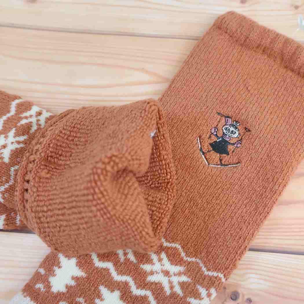 ムーミン レッグウォーマー 雪柄 ミムラ 刺繍 レッグカバー フワフワパイル ピンク 北欧 ウイックス