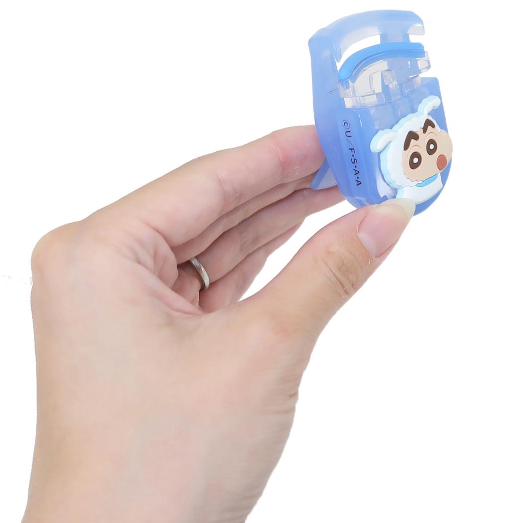 マスコット付きアイラッシュカーラー コスメ雑貨 クレヨンしんちゃん ブルー アイプランニング メイク用品 化粧 アイメイク アニメ