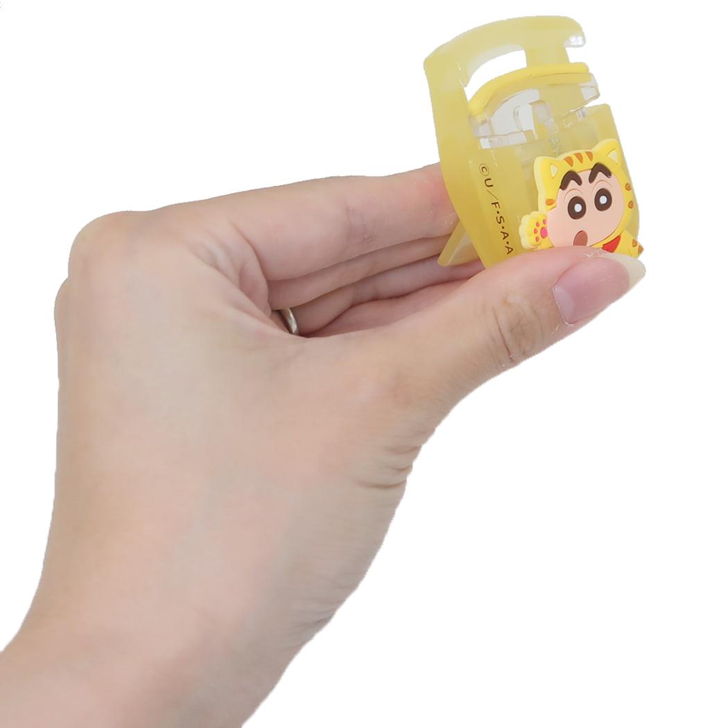 マスコット付きアイラッシュカーラー コスメ雑貨 クレヨンしんちゃん イエロー アイプランニング メイク用品 化粧 アイメイク アニメ